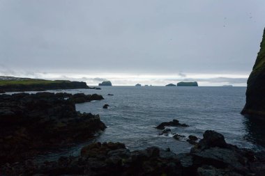 Vestmannaeyjar Island beach view Surtsey adasında arka plan ile. İzlanda manzara