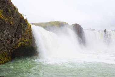 Godafoss yaz sezonunda İzlanda 'ya düşer. İzlanda manzarası.