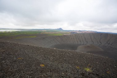 Hverfell Caldera yanardağ tepesi manzarası. Hverfjall, İzlanda simgesi