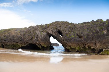 San Antolin sahilinde kaya oluşumu, İspanya. İspanyol manzarası
