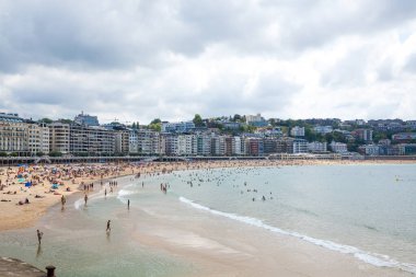 San Sebastian plajı yaz manzarası. Bask özerk topluluğu, İspanya.