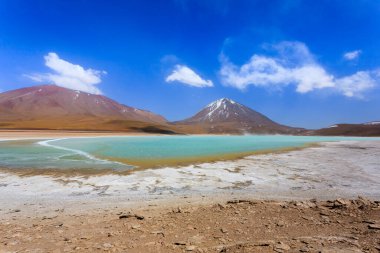 Laguna Verde manzarası, Bolivya. Güzel Bolivya panoraması. Yeşil göl ve Licancabur volkanı.