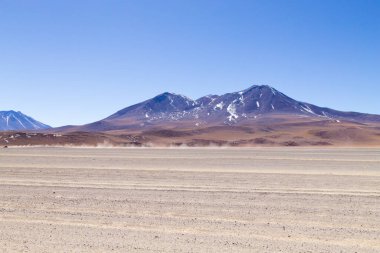 Bolivya Andean Platosu 'ndaki off-road aracı. Bolivya 'dan manzara.