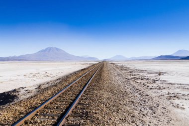 Tren Bolivya 'dan perspektif görünümünü izler. Bolivya manzarası. Salar de Colchani