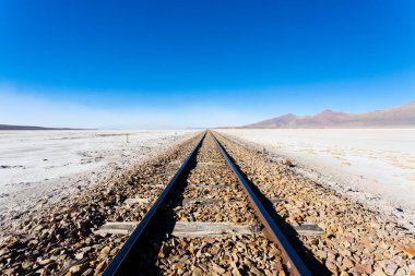 Tren Bolivya 'dan perspektif görünümünü izler. Bolivya manzarası. Salar de Colchani