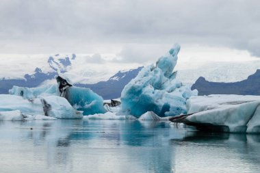 Jokulsarlon Buzul Gölü, İzlanda. Suda yüzen buzdağları. İzlanda manzarası