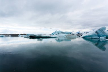 Jokulsarlon Buzul Gölü, İzlanda. Suda yüzen buzdağları. İzlanda manzarası