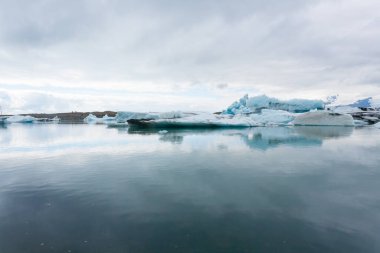 Jokulsarlon Buzul Gölü, İzlanda. Suda yüzen buzdağları. İzlanda manzarası