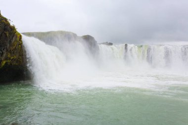 Godafoss yaz sezonunda İzlanda 'ya düşer. İzlanda manzarası.