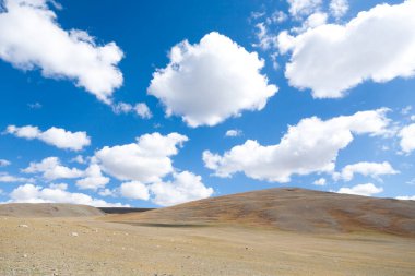 Altai Tavan Bogd Ulusal Parkı manzarası, Moğolistan. Mavi gökyüzündeki bulutlar