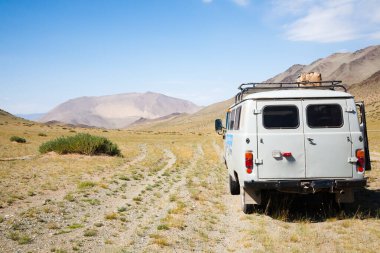 Moğolistan 'ın ücra bir bölgesindeki ayırt edici Rus off-road aracı. Ulgii kasabası