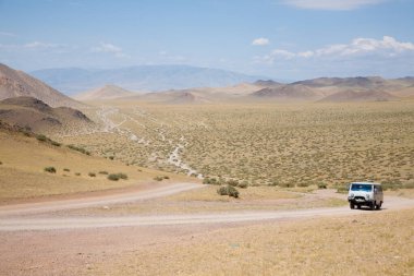 Moğolistan 'ın ücra bir bölgesindeki Rus off-road aracı. Oigor Vadisi.