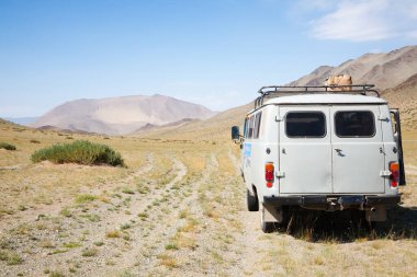 Moğolistan 'ın ücra bir bölgesindeki ayırt edici Rus off-road aracı. Ulgii kasabası