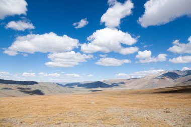 Altai Tavan Bogd Ulusal Parkı manzarası, Moğolistan. Mavi gökyüzündeki bulutlar