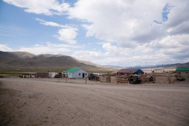 Oigor Vadisi 'nde küçük bir köy, Moğolistan' da uzak bir yer. Altai dağlarına giden yol