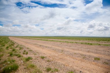 Moğol bozkırında toprak yol, Gobi çölü manzarası, Moğolistan manzarası.