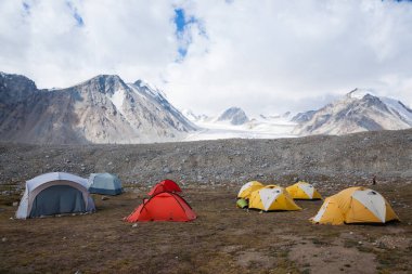 Moğolistan 'daki Altai Tavan Bogd Ulusal Parkı' ndaki Potanin Buzul Ana Kampı. Yürüyüş alanı