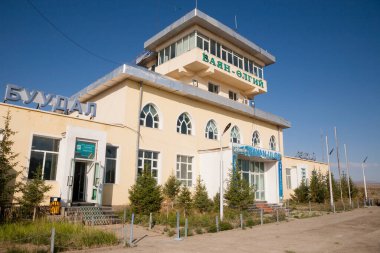 OLGII, MONGOLIA - 10 AĞUSTOS 2024: Olgii havaalanı dış görünüş, Moğolistan. Ulgii kasabası