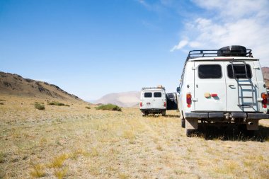 Moğolistan 'ın ücra bir bölgesindeki ayırt edici Rus off-road aracı. Ulgii kasabası