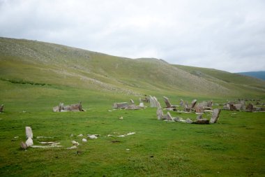 Moğolistan 'daki Orkhon Vadisi dünya mirası alanında Bronz Çağ Mezarlığı manzarası