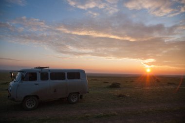 Moğolistan 'ın ücra bir bölgesindeki off-road araçları. Orkhon Vadisi