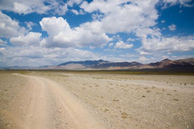 Moğolistan 'ın uzak bölgelerinden manzara. Altai dağlarına giden toprak yol, Oigor vadisi.