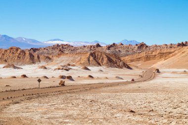 Şili manzarası, Ay Vadisi 'ndeki toprak yol. Şili Panoraması