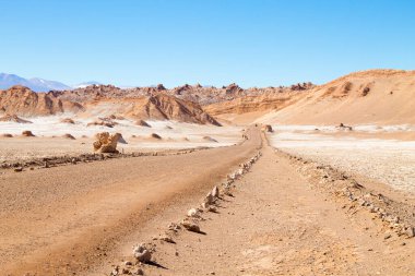 Şili manzarası, Ay Vadisi 'ndeki toprak yol. Şili Panoraması