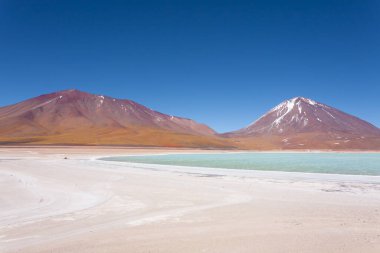 Laguna Verde manzarası, Bolivya. Güzel Bolivya panoraması. Yeşil göl ve Licancabur volkanı.