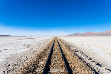 Tren Bolivya 'dan perspektif görünümünü izler. Bolivya manzarası. Salar de Colchani