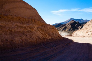 Bolivya toprak yolu manzarası Tupiza, Bolivya yakınlarında. Quebrada de Palmira bölgesi. Bolivya manzarası.