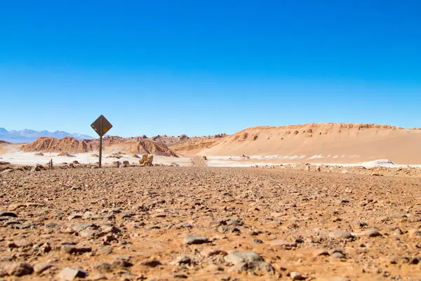 Şili manzarası, Ay Vadisi 'ndeki toprak yol. Şili Panoraması