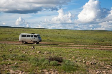 Moğolistan 'ın ücra bir bölgesindeki off-road araçları. Gobi çölünde.