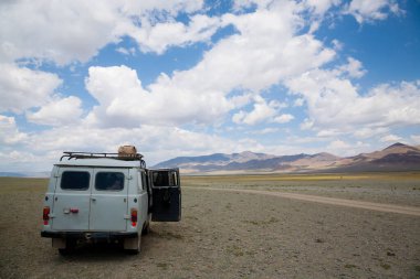 Moğolistan 'ın ücra bir bölgesinde farklı bir off-road aracı. Oigor vadisi bölgesi