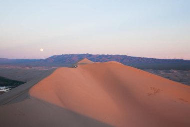 Khongoryn Els kum tepeleri manzarası, Moğolistan. Gobi Gurvansaikhan Milli Parkı