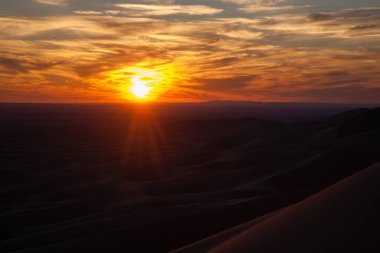 Khongoryn Els kum tepeleri manzarası, Moğolistan. Gobi Gurvansaikhan Milli Parkı