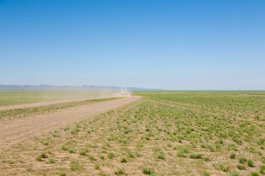 Moğol bozkırında toprak yol, Gobi çölü manzarası, Moğolistan manzarası.