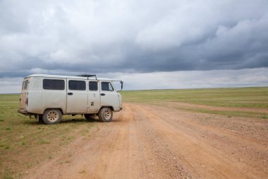 Moğolistan 'ın ücra bir bölgesindeki off-road araçları. Gobi çölünde.