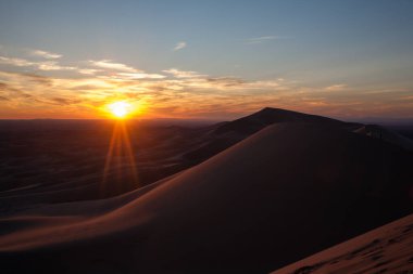 Khongoryn Els kum tepeleri manzarası, Moğolistan. Gobi Gurvansaikhan Milli Parkı