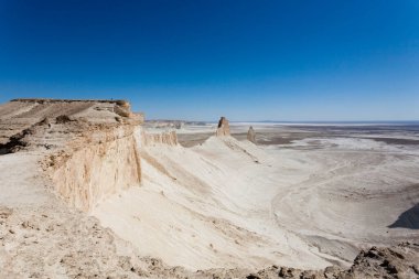 Çarpıcı Mangystau manzarası, Kazakistan. Kaya tepeleri manzaralı, Bozzhira vadisi. Orta Asya simgesi