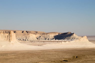 Çarpıcı Mangystau manzarası, Kazakistan. Kaya tepeleri manzaralı, Bozzhira vadisi. Orta Asya simgesi