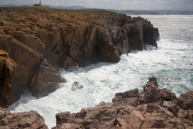 Aviles sahilinin kayalıkları, Asturias, İspanya. İspanyol kıyı şeridi manzarası