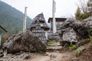 Everest ana kampı boyunca dualarla boyanmış kayalar, Nepal