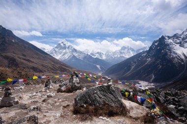 Chukpi Lhara 'dan manzara, Dughla, EBC yürüyüşü, Nepal. Everest ana kampı yürüyüş yapıyor.