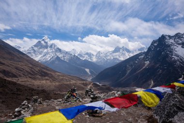 Chukpi Lhara 'dan manzara, Dughla, EBC yürüyüşü, Nepal. Everest ana kampı yürüyüş yapıyor.