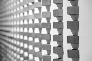 Beyaz duvarda geometrik tahta bloklar