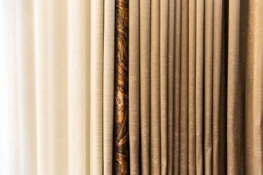 Yatak odasında kahverengi perdeleri