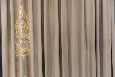 Yatak odasında kahverengi perdeleri