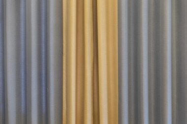 Mavi ve sarı çizgili perdelerin ayrıntıları