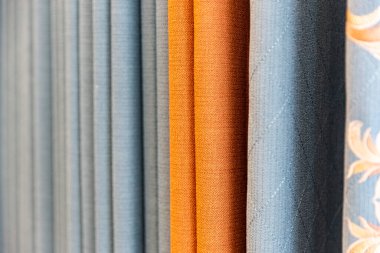 Mavi ve sarı çizgili perdelerin ayrıntıları